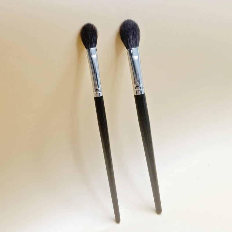 High-Quality Makeup Brush for Highlighting & Contouring - Natural Goat Hair