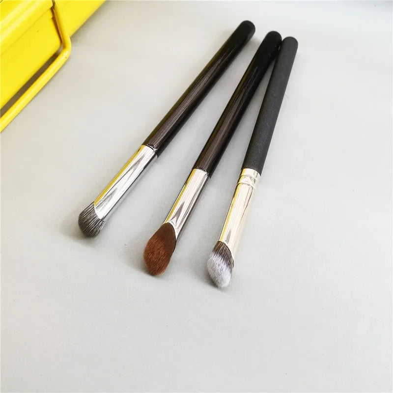 Professional Concealer Brush for Cream & Liquid Makeup - Fingertip Shape, Synthetic Hair