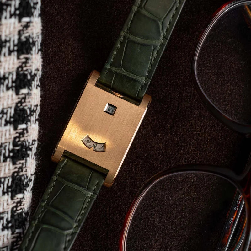 Men's Retro Gold Quartz Watch - Light Luxury Fashion Timepiece with Trendy Design