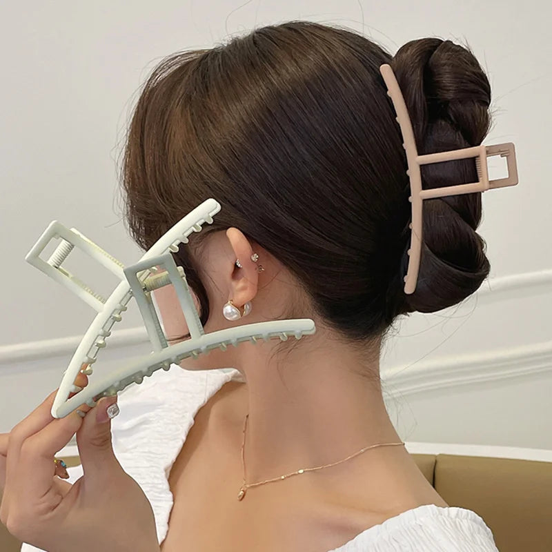 Oversized Metal Hair Claw Hairpin - Large Hollow Hair Grip for Girls, Trendy Hair Accessories