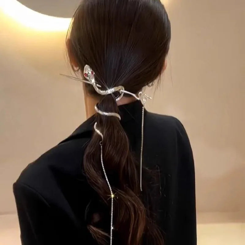 Entangled Snake Tassel Hairpin for Women with Coiled Design - Stylish Hair Accessory