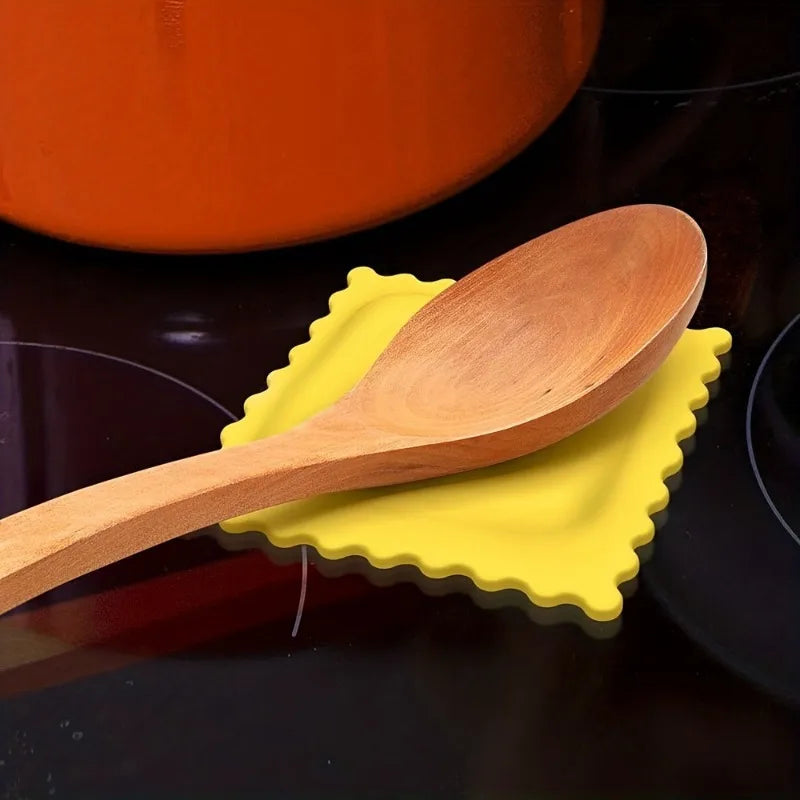 Cartoon Biscuit-Shaped Silicone Soup Spoon Rest - Heat Insulating Kitchen Gadget