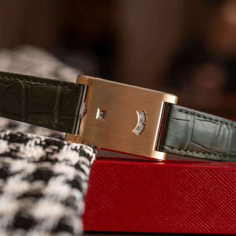 Men's Retro Gold Quartz Watch - Light Luxury Fashion Timepiece with Trendy Design