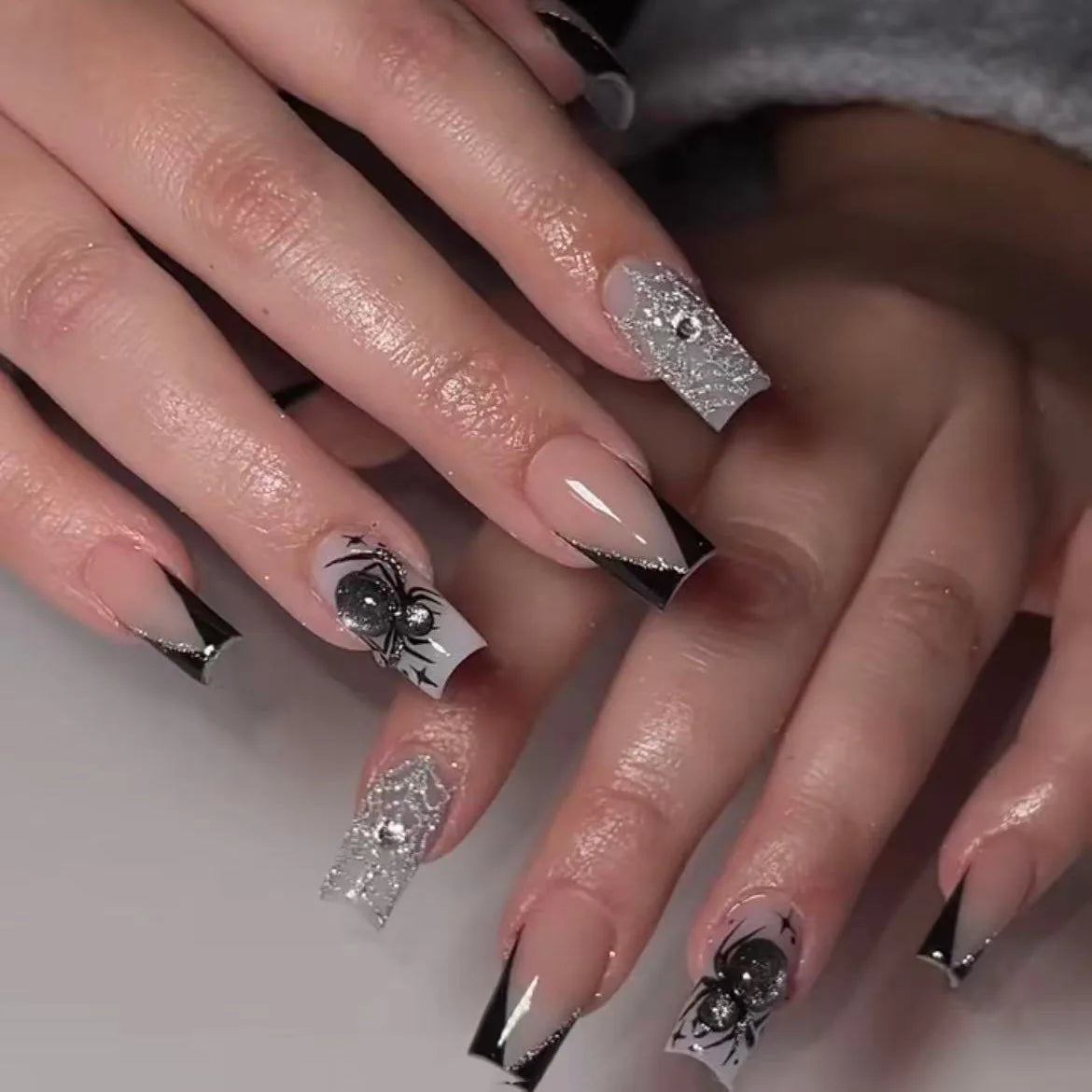 24-Piece Halloween Thriller Style False Nails with Ant Bugs Pattern - Press-On Nail Art Kit