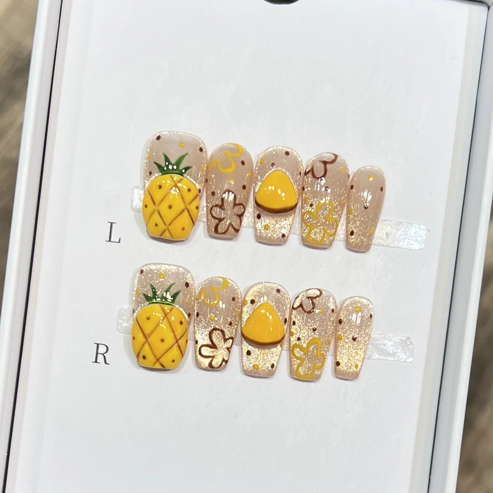 10pcs Short Round Fake Nails with Strawberry and Cat's Eye Design - Press On False Nails