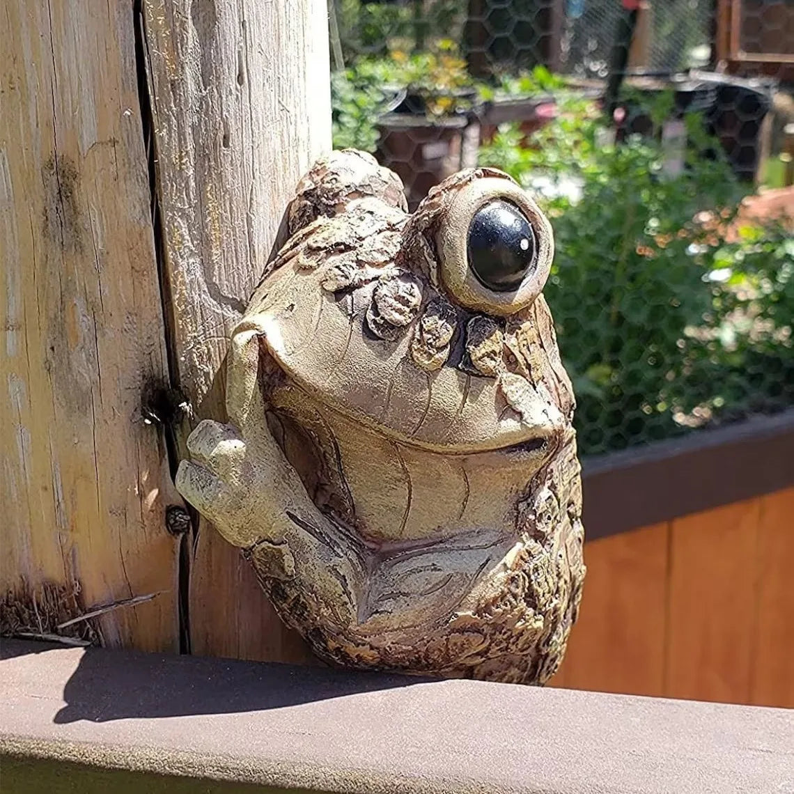 Peeping Frog Climbing Tree Hanging Decoration Resin Garden Ornament