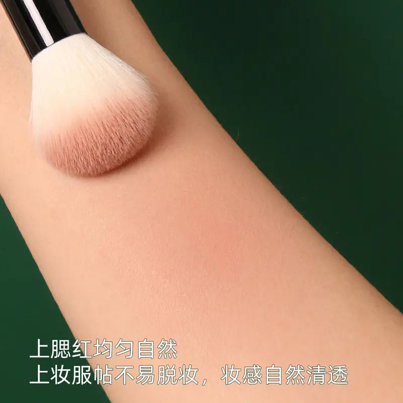 Anti-Aging Round Blade Blush Brush with Snow Fox Fur - Soft Makeup Tool