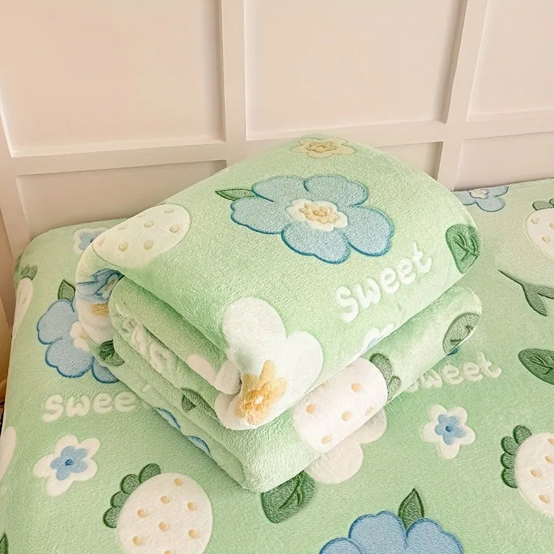 All-Season Flannel Throw Blanket with Pink Strawberry Flower Design - Soft & Washable