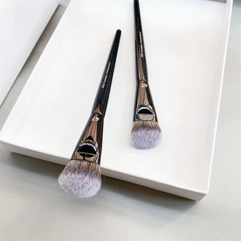 Angled Foundation Brush for Seamless Liquid & Cream Makeup - PRO Collection
