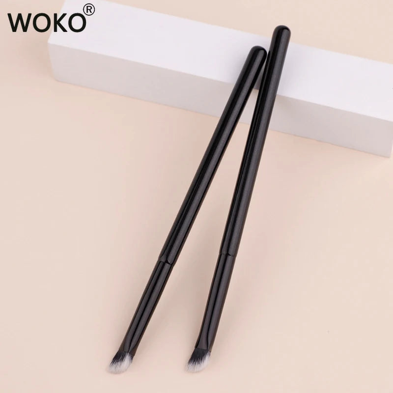 Angled Concealer Brush for Precise Makeup Application - Synthetic Hair, Wooden Handle