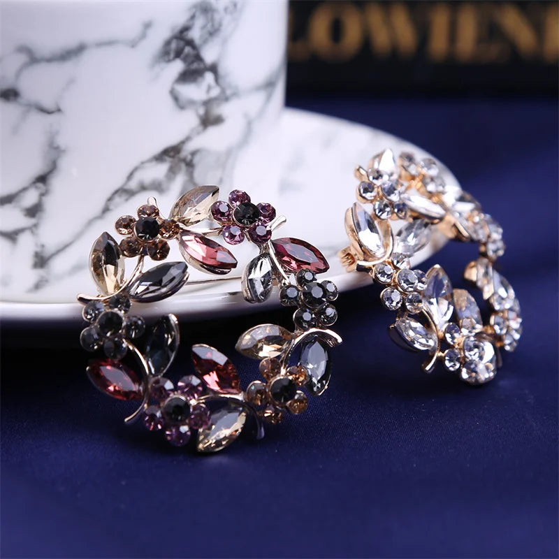Elegant Leaf Ring with Rhinestones - Collar Brooch Jewelry Accessory