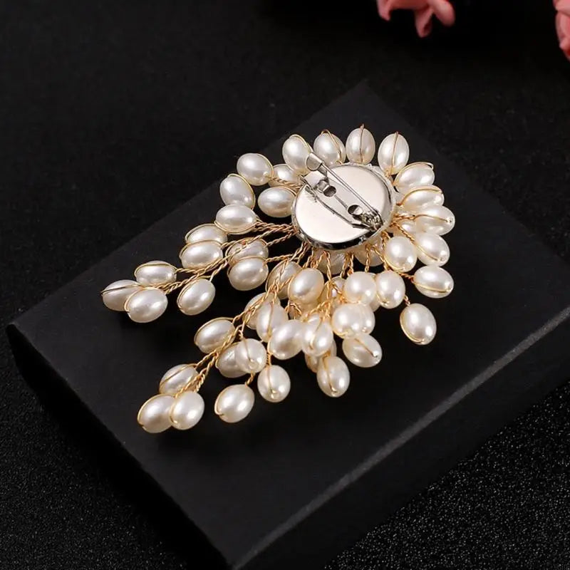 Elegant Pearl Flower Brooch Pin for Women Girls Fashion Jewelry Gift
