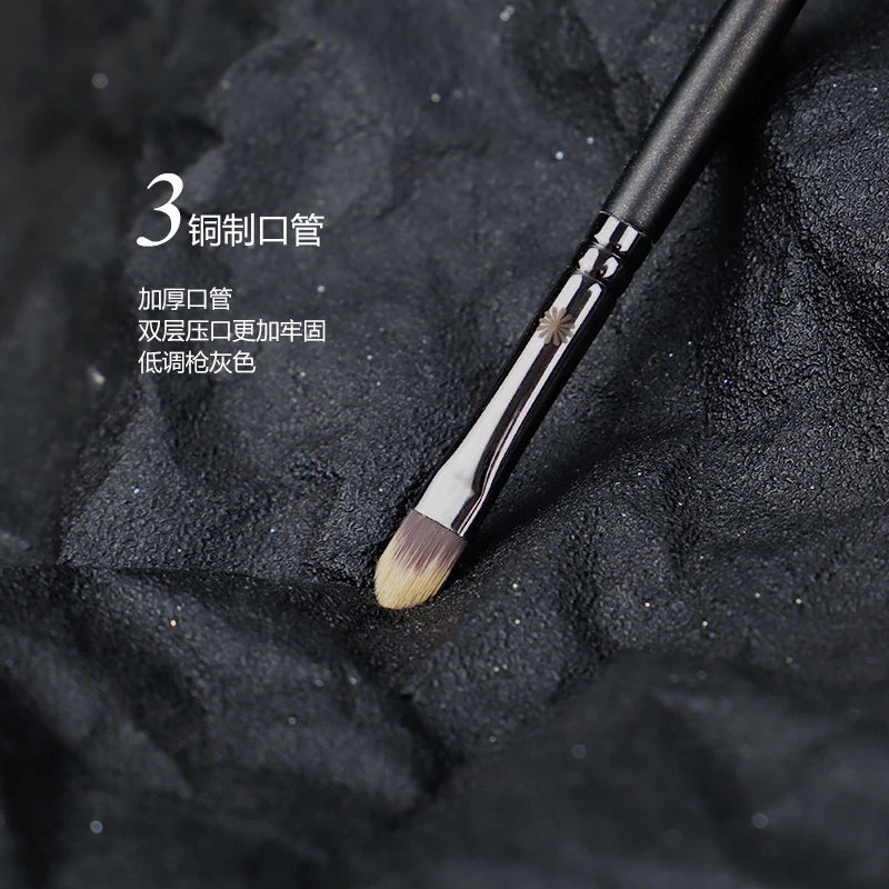 Professional Grey Makeup Brush No. 211 Concealer Brush Fiber Hair Solid Wood Handle