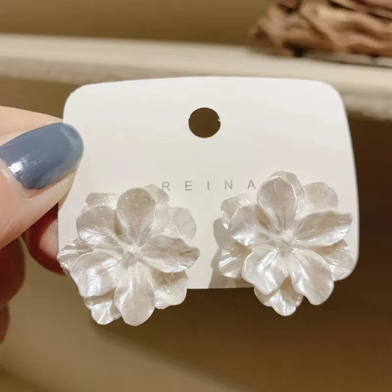 White Flower Stud Earrings for Women Floral Acrylic Jewelry - Sweet & Charming