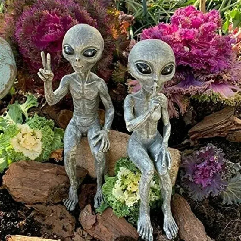 Funny Resin Alien Statue Outdoor Garden Decoration UFO Dwarf Sculpture for Halloween Christmas