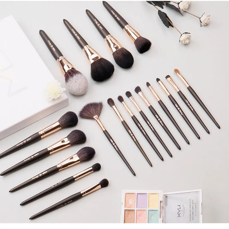 Large Round Bronzer Brush with Goat Hair for Powder and Blush Makeup