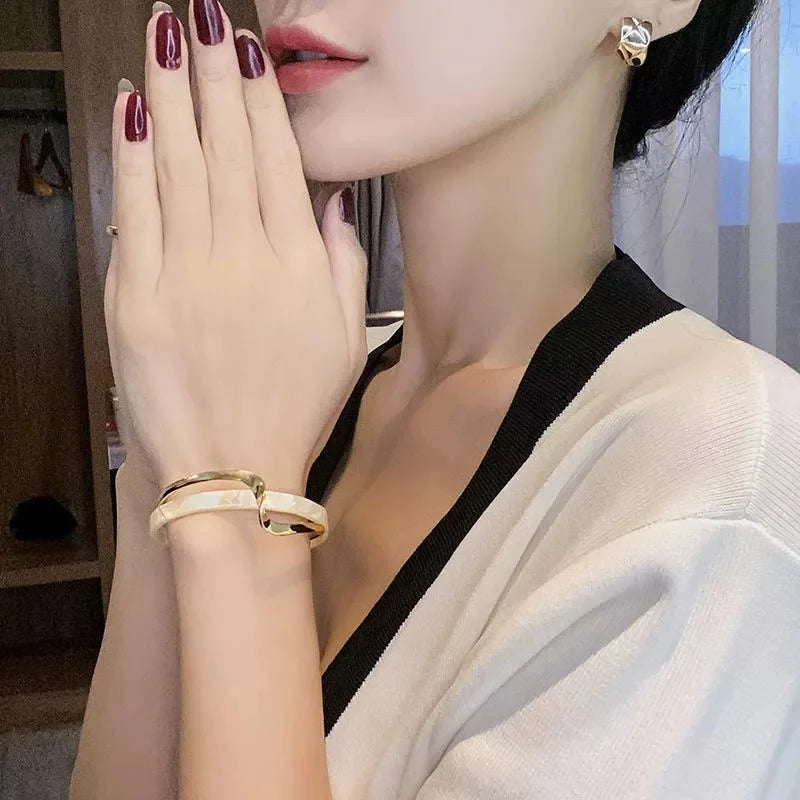 White Shellfish Bracelet Set - Geometric C-Shaped Bangles for Women Jewelry Gift