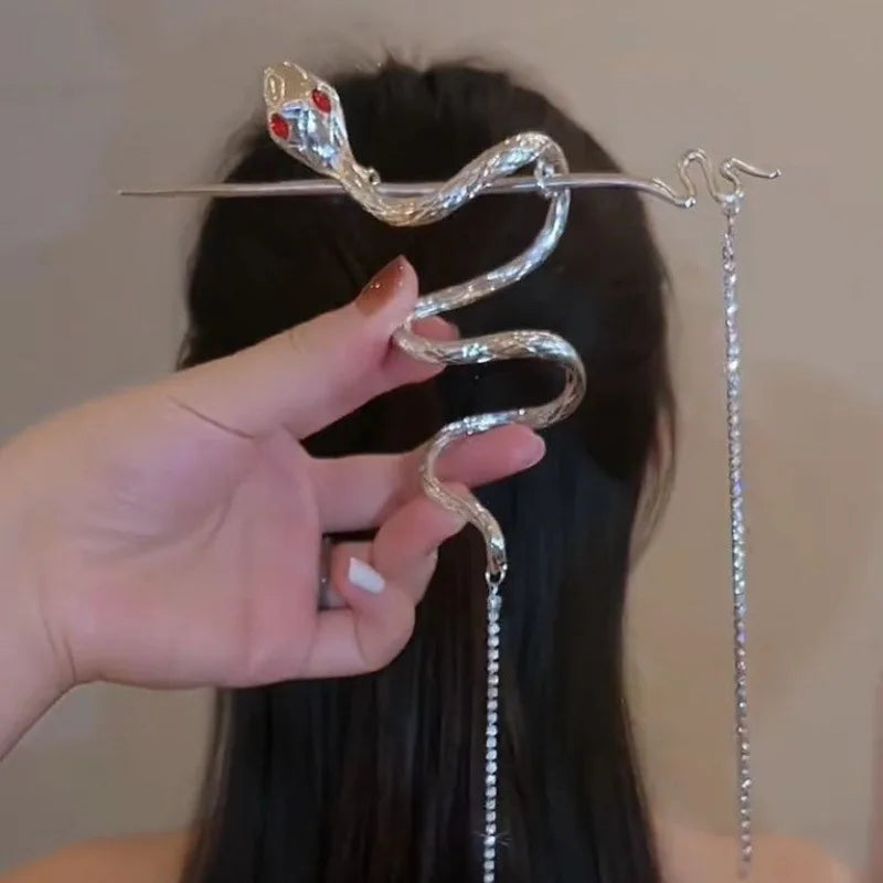 Entangled Snake Tassel Hairpin for Women with Coiled Design - Stylish Hair Accessory