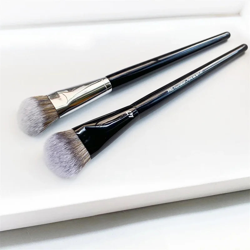 Angled Foundation Brush for Seamless Liquid & Cream Makeup - PRO Collection