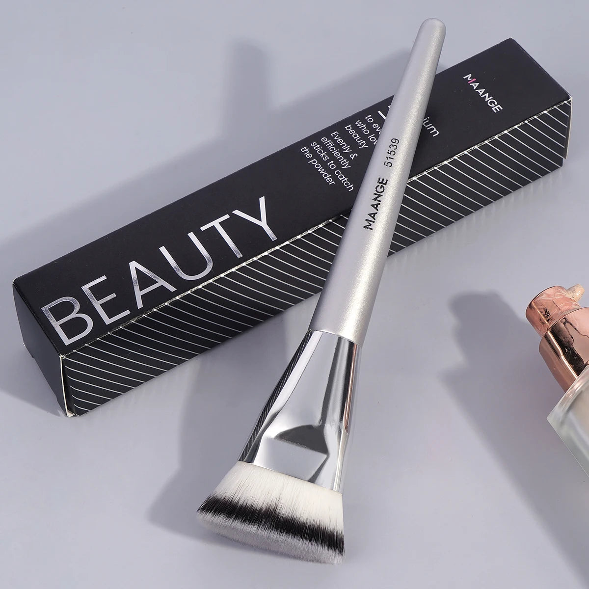 Flat Head Foundation Brush with Storage Box - Versatile Makeup Tool for Liquid & Cream Applications