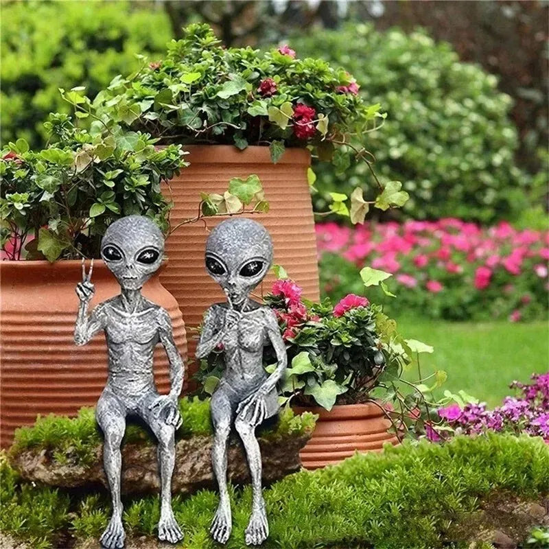 Funny Resin Alien Statue Outdoor Garden Decoration UFO Dwarf Sculpture for Halloween Christmas