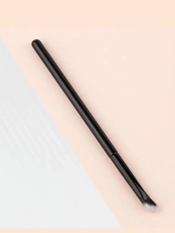 Triangular Sloped Foundation Brush for Face Makeup and Highlighter