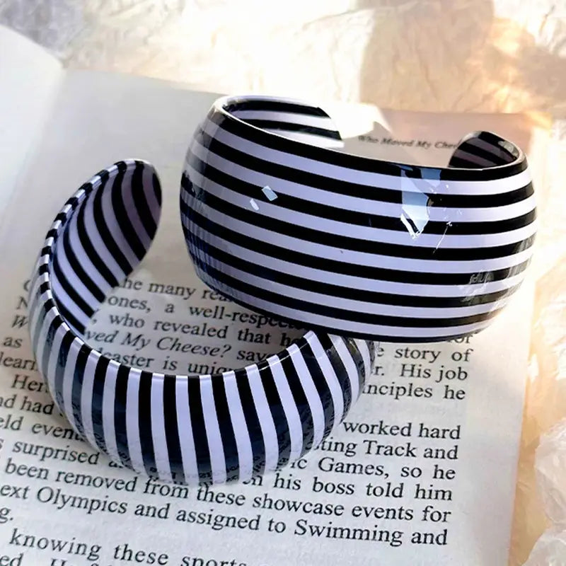 Retro Black and White Geometric Resin C-Shaped Wide Open Bangle Jewelry for Women