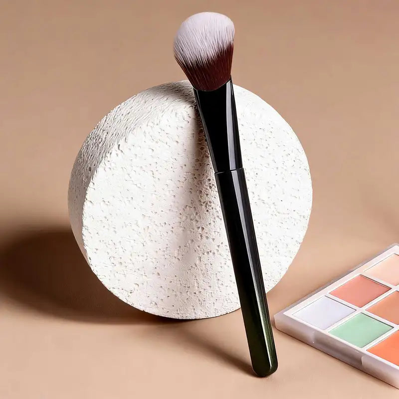 Angled Blush Brush - Soft Fiber Hair for Natural Makeup Application, Suitable for Beginners