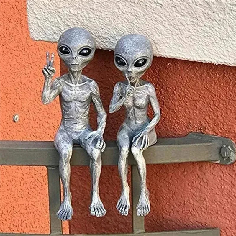Funny Resin Alien Statue Outdoor Garden Decoration UFO Dwarf Sculpture for Halloween Christmas