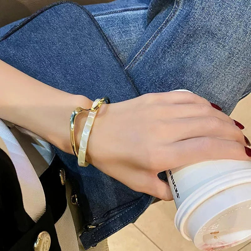 White Shellfish Bracelet Set - Geometric C-Shaped Bangles for Women Jewelry Gift