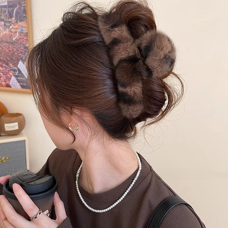 Soft Plush Bow Hair Clip - Elegant Winter Hair Accessory for All Hairstyles
