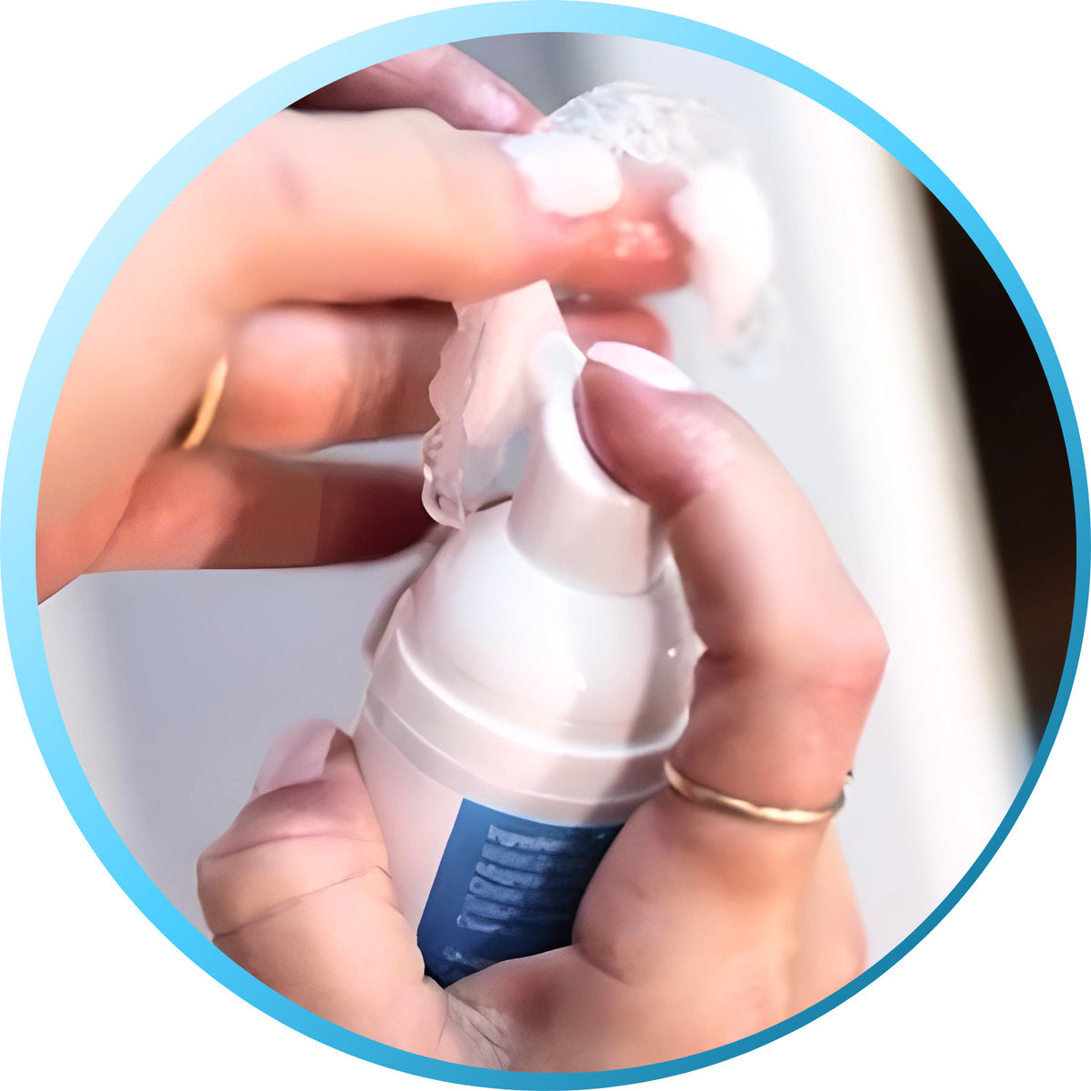 Aligner Cleaner and Whitening Foam for Invisalign Retainers - Mint Flavor