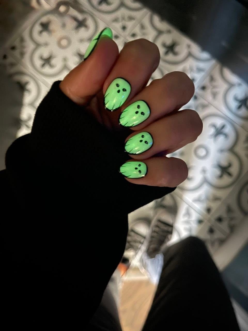 Glow-in-The-Dark Halloween Press-On Nails - That's the Spirit, Adriana, Short Almond Style