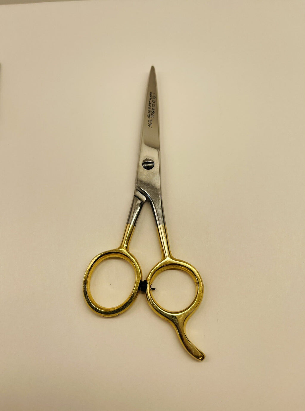 Hair Cutting Scissors 5.5 Inch Barber Salon Shears for Right Handed Use