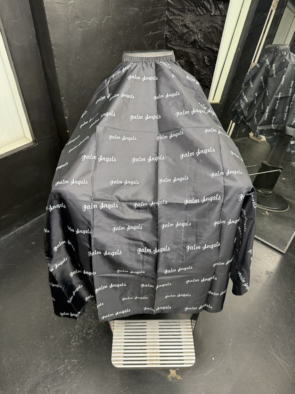 Black Barber and Hair Stylist Salon Cape - Waterproof, Lightweight & Adjustable