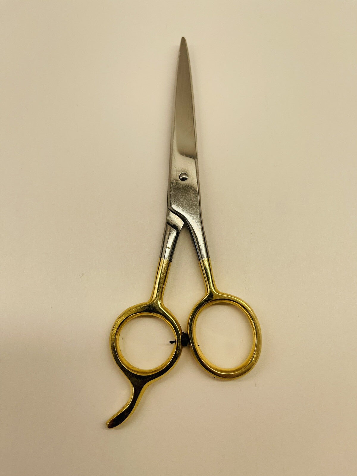 Hair Cutting Scissors 5.5 Inch Barber Salon Shears for Right Handed Use