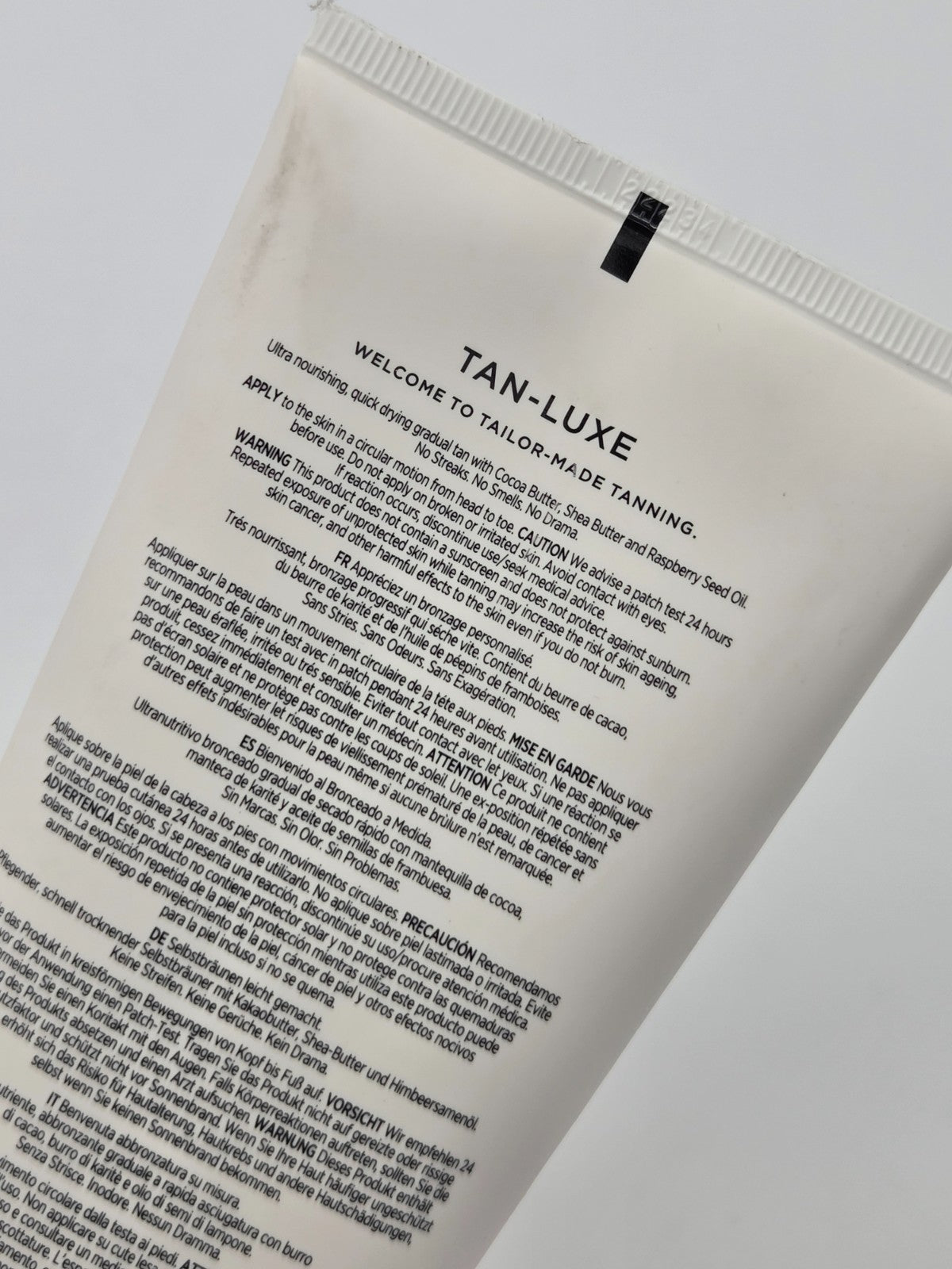 Gradual Self-Tanning Body Cream with Illuminating Nanoparticles - 6.76 Fl Oz